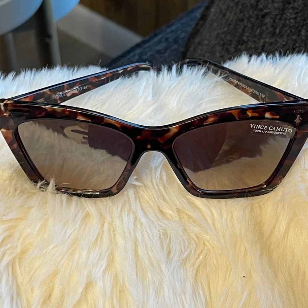 VINCE CAMUTO Cat-Eye Sunglasses in Faux Tortoiseshell VC899 - Picture 3 of 12